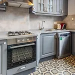 Flat With Balcony And Bosphorus View In Beyoglu Апартаменты *