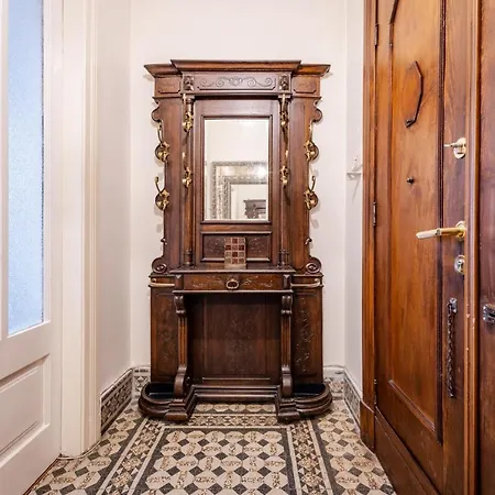 Апартаменты Flat With Balcony And Bosphorus View In Beyoglu *