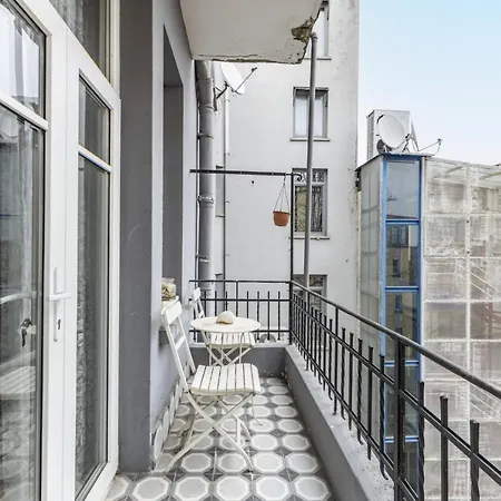 Flat With Balcony And Bosphorus View In Beyoglu Апартаменты Стамбул