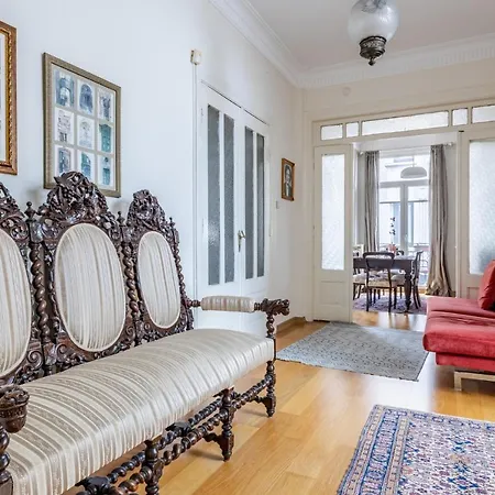 Flat With Balcony And Bosphorus View In Beyoglu Апартаменты Стамбул