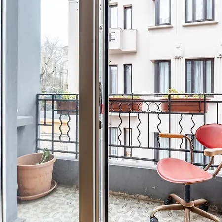 Flat With Balcony And Bosphorus View In Beyoglu Isztambul