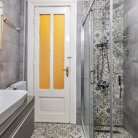 Flat With Balcony And Bosphorus View In Beyoglu Apartman