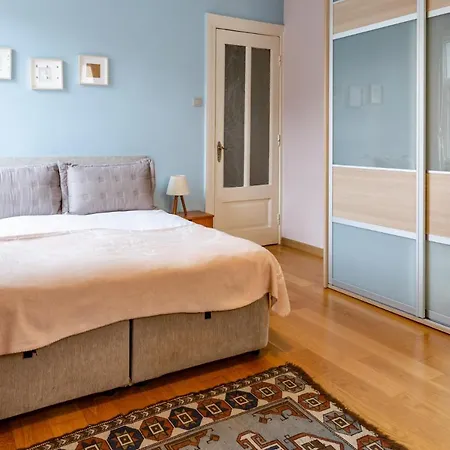 Flat With Balcony And Bosphorus View In Beyoglu Апартаменты Стамбул