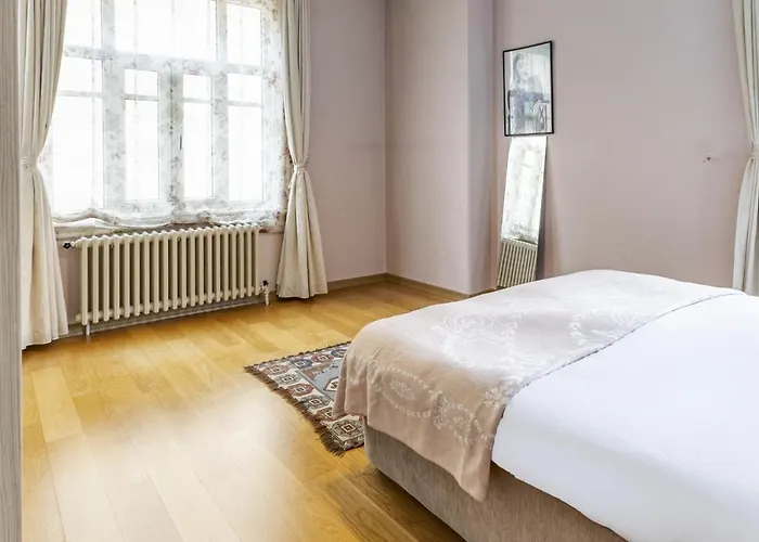 Flat With Balcony And Bosphorus View In Beyoglu דירה איסטמבול