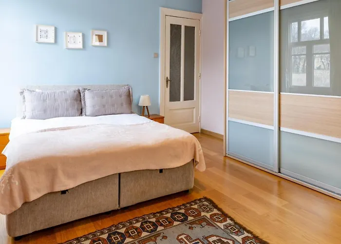 Flat With Balcony And Bosphorus View In Beyoglu דירה איסטמבול