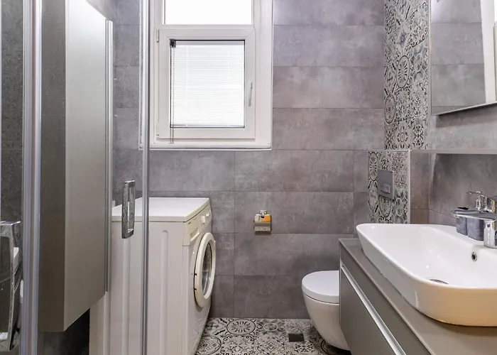 Flat With Balcony And Bosphorus View In Beyoglu דירה *