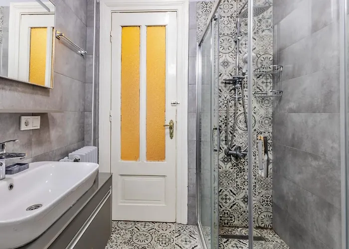 Flat With Balcony And Bosphorus View In Beyoglu شقة